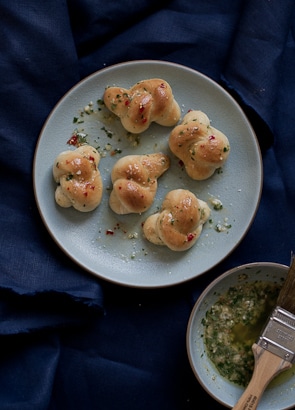 Spicy Sriracha Garlic Knots