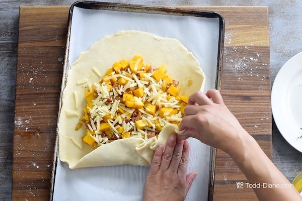 Folding the galette edge