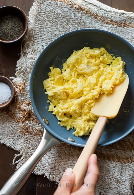 Cooking in ceramic pans makes scrambled eggs healthy and moist on @whiteonrice
