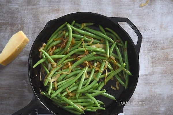 Cooked green beans in pan