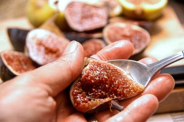 Removing pulp from figs