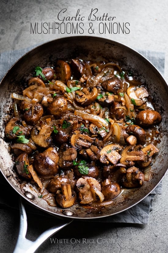 knoflook champignons recept in knoflookboter met uien in een koekenpan