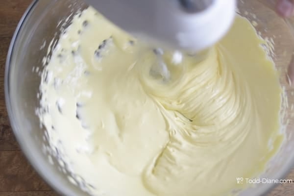 Beating egg yolks and powdered sugar