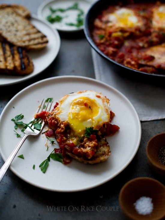 https://whiteonricecouple.com/recipe/images/baked-eggs-in-tomato-sauce-recipe-2.jpg