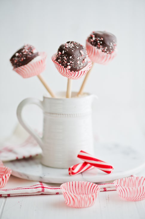Chocolate Peppermint Marshmallow Pops from WhiteOnRiceCouple.com