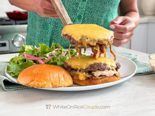 assembling burger