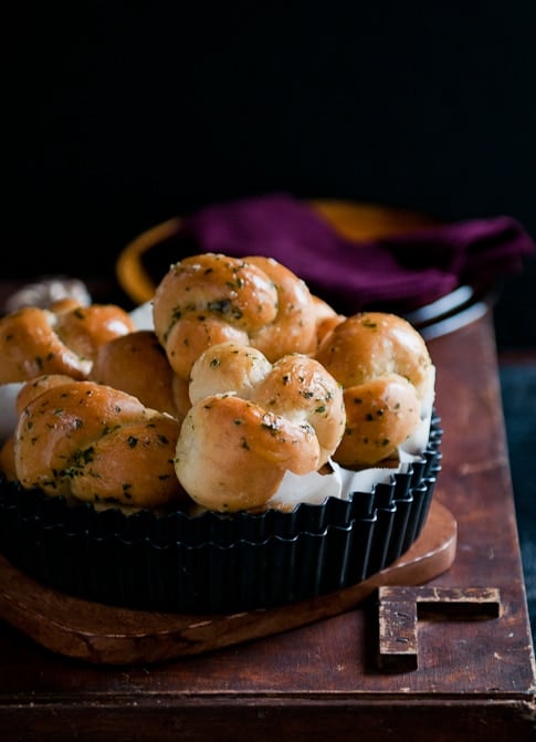 Super Easy and Homemade Garlic Knots Recipe 