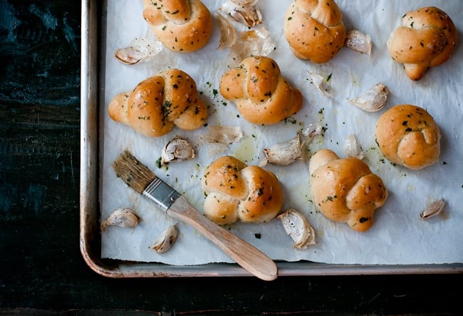 Super Easy and Homemade Garlic Knots Recipe