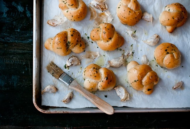 Super Easy and Homemade Garlic Knots Recipe 