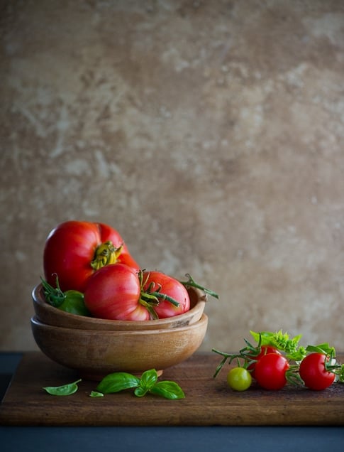 heirloom tomato salad recipe | WhiteOnRiceCouple.com