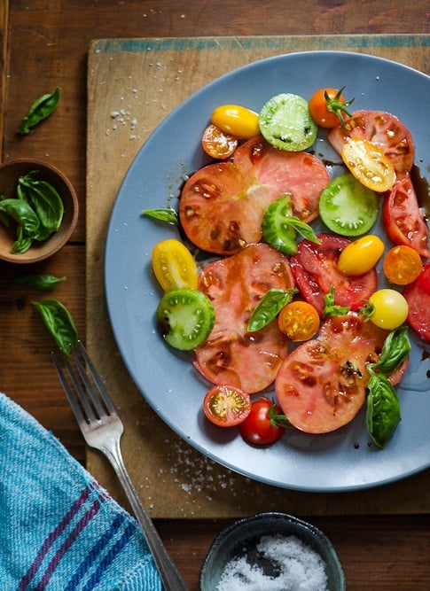 heirloom tomato salad recipe | WhiteOnRiceCouple.com