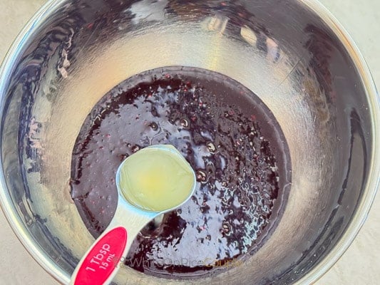 lemon juice into blackberry puree