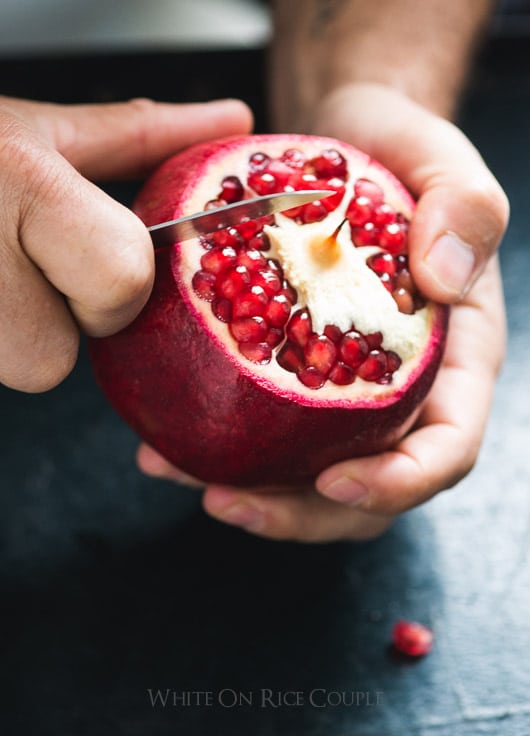How to seed pomegranates or remove seeds from pomegranates without making a mess and removing seeds from pomegranate peel | @whiteonrice