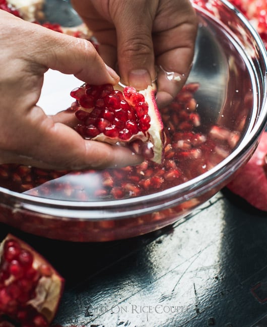 How to seed pomegranates or remove seeds from pomegranates without making a mess and removing seeds from pomegranate peel | @whiteonrice