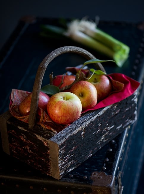 broiled leeks recipe and apples in a basket 