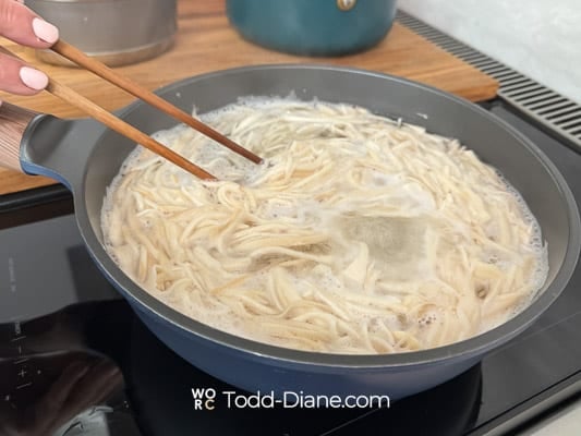 boiling king mushrooms noodles