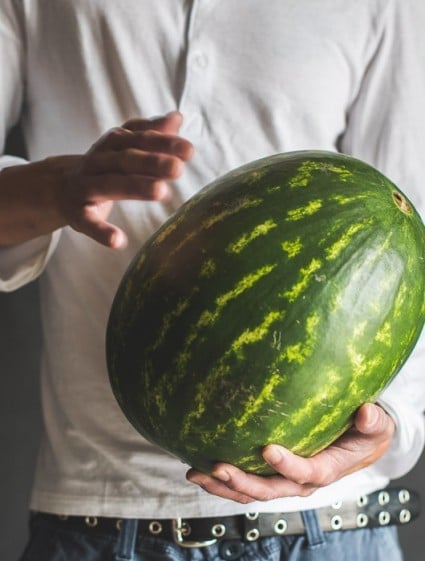 How to pick sweet watermelon in hands 