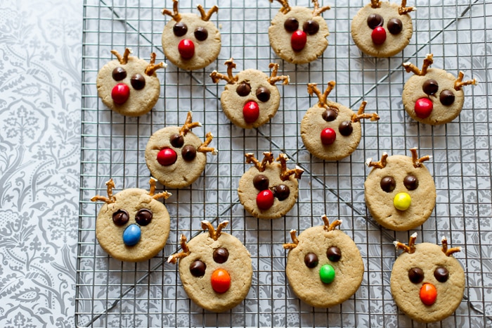 Rudolph Peanut Butter Cookies are the cutest Holiday Christmas cookie recipe with peanut butter @whiteonrice