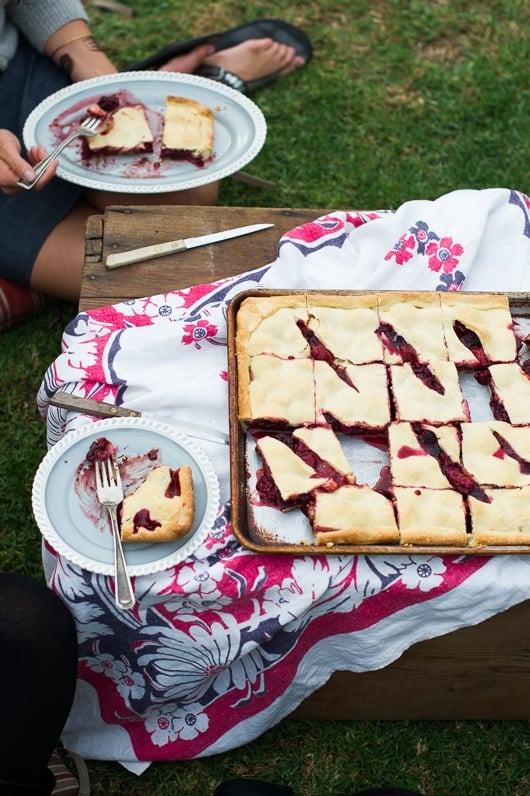 Receta de tarta de baya con chocolate por WhiteOnRiceCouple.com