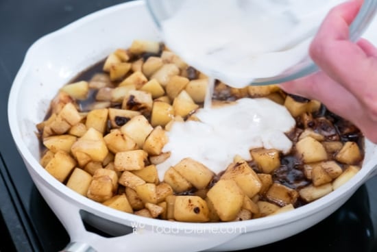 adding flour slurry into the apple mixture