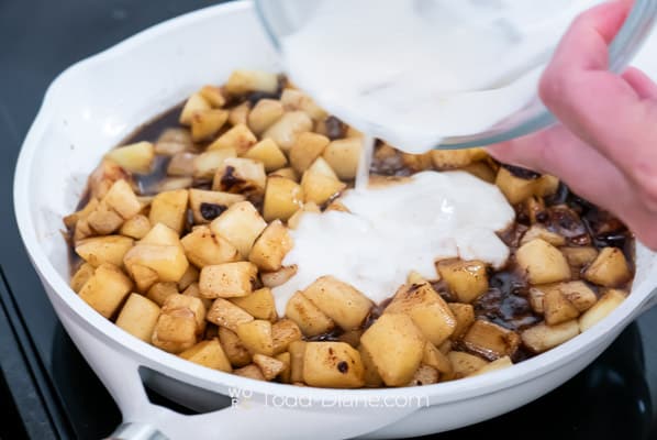 adding flour slurry into the apple mixture