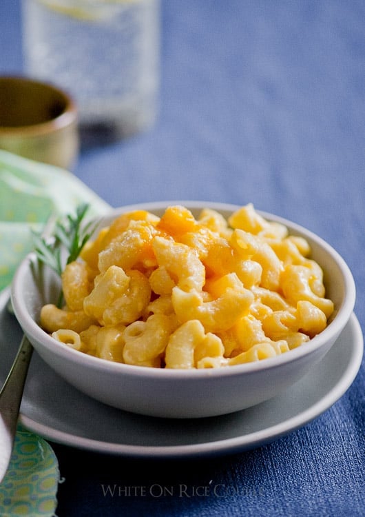 Super easy stove top mac and cheese recipe and no oven needed. It's cheesy, creamy and super simple | @whiteonrice