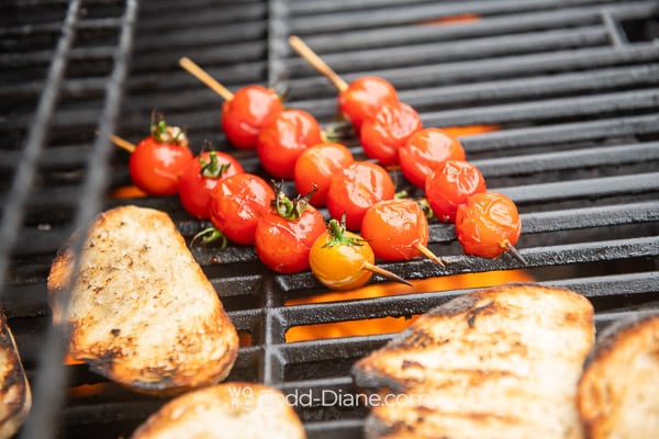 Grilling tomatoes and bread