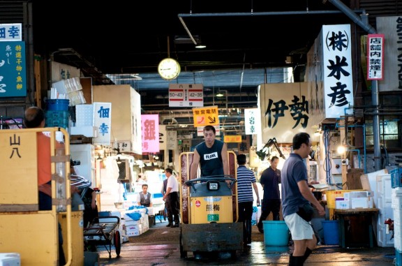 Toyoshu fish market tsukiji in Tokyo japan | whiteonricecouple.com