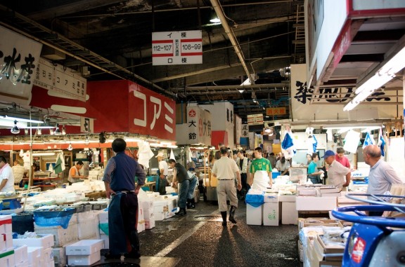 Toyoshu fish market tsukiji in Tokyo japan | whiteonricecouple.com