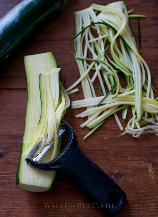 How to make healthy zucchini noodles or zucchini pasta with vegetable julienne tool on @whiteonrice